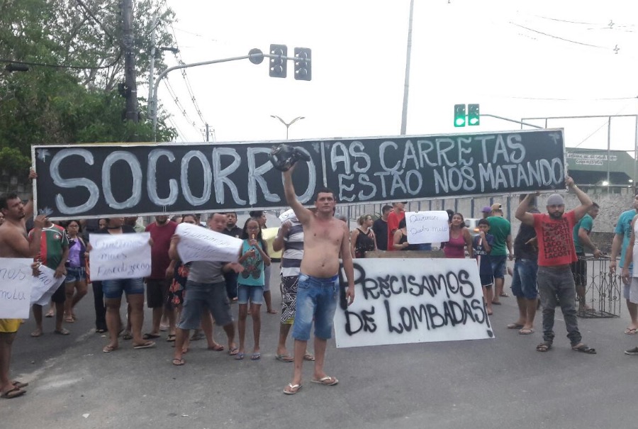 População faz manifestação após morte de vítima de acidente entre carreta e carro em Manaus