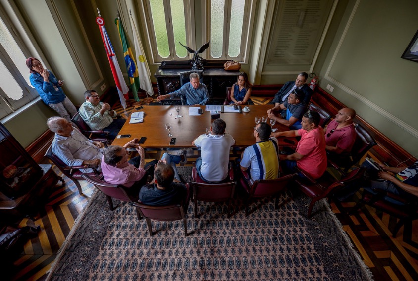 ‘Acabem com o boicote’, diz prefeito a empresários sobre intervenção no transporte coletivo