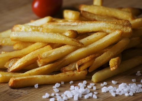 Adolescente fica cego ao exagerar na alimentação à base de batatas fritas