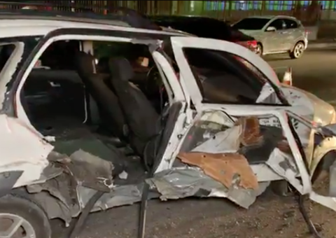 Carro funerário fica destruído ao ir buscar corpo para velório em Manaus