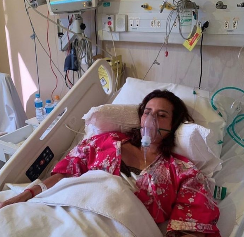 Narcisa Tamborindeguy preocupa fãs ao postar foto em cama de hospital 