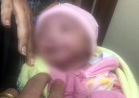 Bebê é abandonada dentro de caixa de sapato perto de sacos de lixo