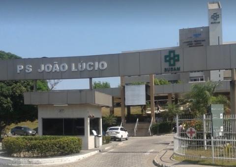 Vítima de acidente entre carro e carreta está largada em maca no corredor de hospital em Manaus