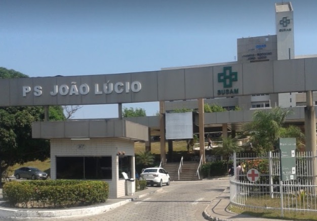 Vítima de acidente entre carro e carreta está largada em maca no corredor de hospital em Manaus