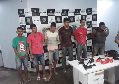 Criminosos roubam carro e sequestram casal durante ataque a rivais em Manaus