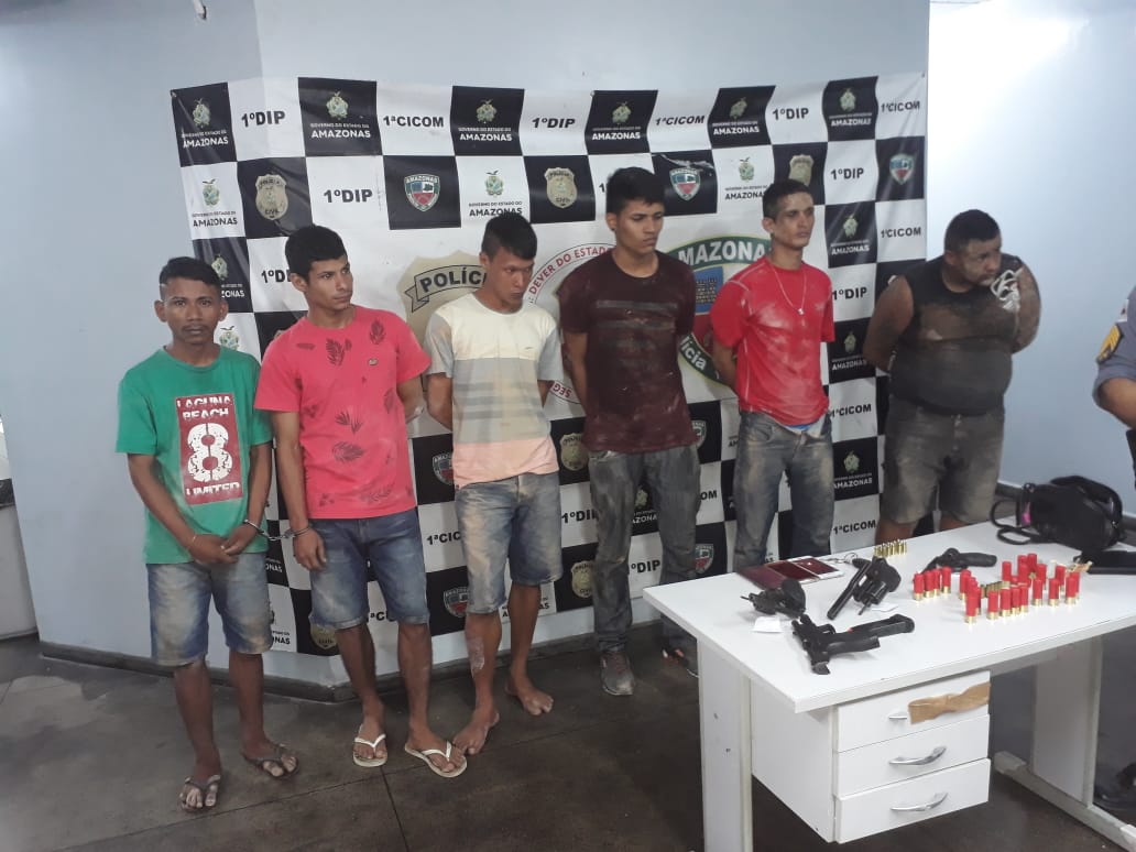 Criminosos roubam carro e sequestram casal durante ataque a rivais em Manaus