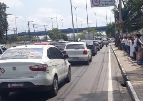 Servidores do Inpa paralisam trânsito em avenidas de Manaus durante manifestação