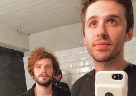 Após serem flagrados aos beijos, Gil Coelho se declara para Maurício Destri