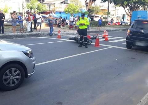 Motociclista morre ao ter cabeça esmagada por ônibus em grave acidente em Manaus