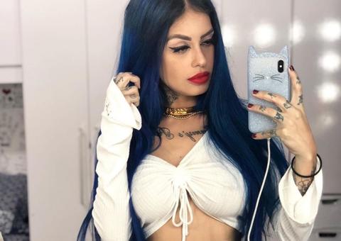 Ex-affair de Neymar, Tati Zaqui posta foto aos beijos com mulher 