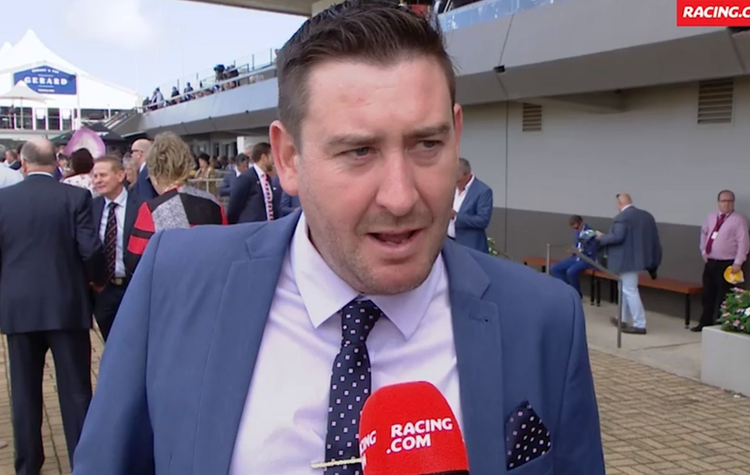 Treinador de cavalos é banido por 5 anos por abaixar as calças de oficial