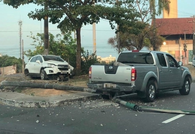 Desgovernado, carro derruba poste sobre outro veículo e 3 ficam feridos na Ponta Negra