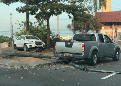 Desgovernado, carro derruba poste sobre outro veículo e 3 ficam feridos na Ponta Negra
