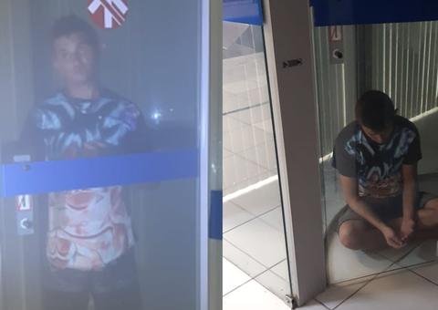 Homem tenta furtar banco e diz ser Goku ao ficar preso em porta giratória