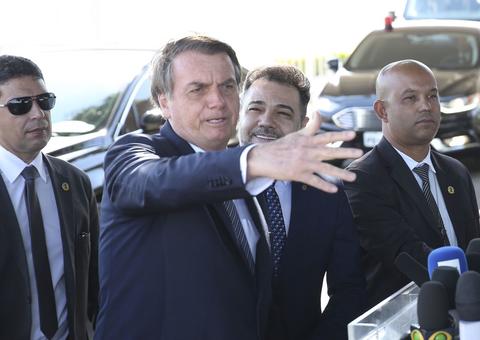 Bolsonaro defende 'impor' escolas cívico-militares para cidadão não depender de programas sociais 