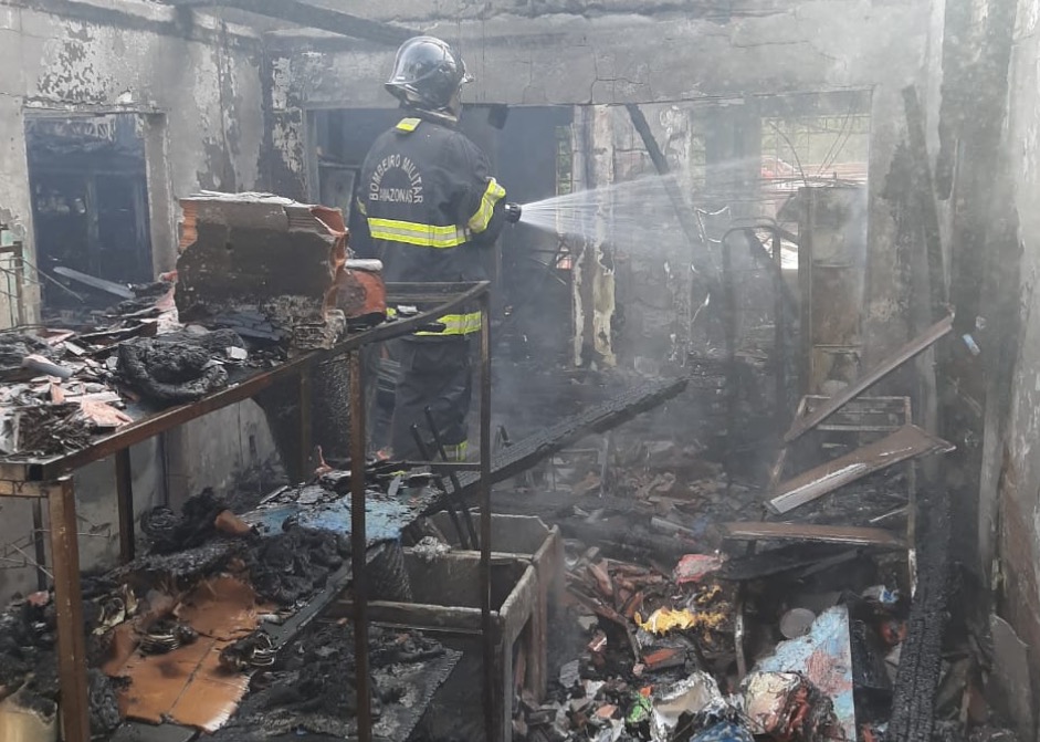 Incêndio devasta casa e apavora vizinhança em ramal no Amazonas