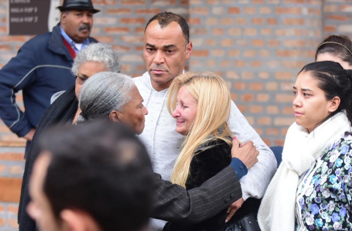 Atletas e famosos se reúnem no velório do filho de Cafu