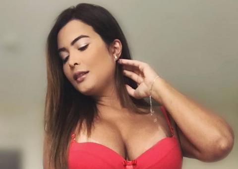 De topless, Geisy Arruda empina bumbum de fio-dental e enlouquece internautas