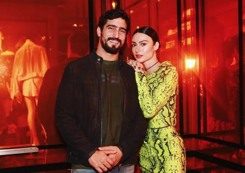 Vaza lista de casamento de Renato Góes e Thaila Ayala 