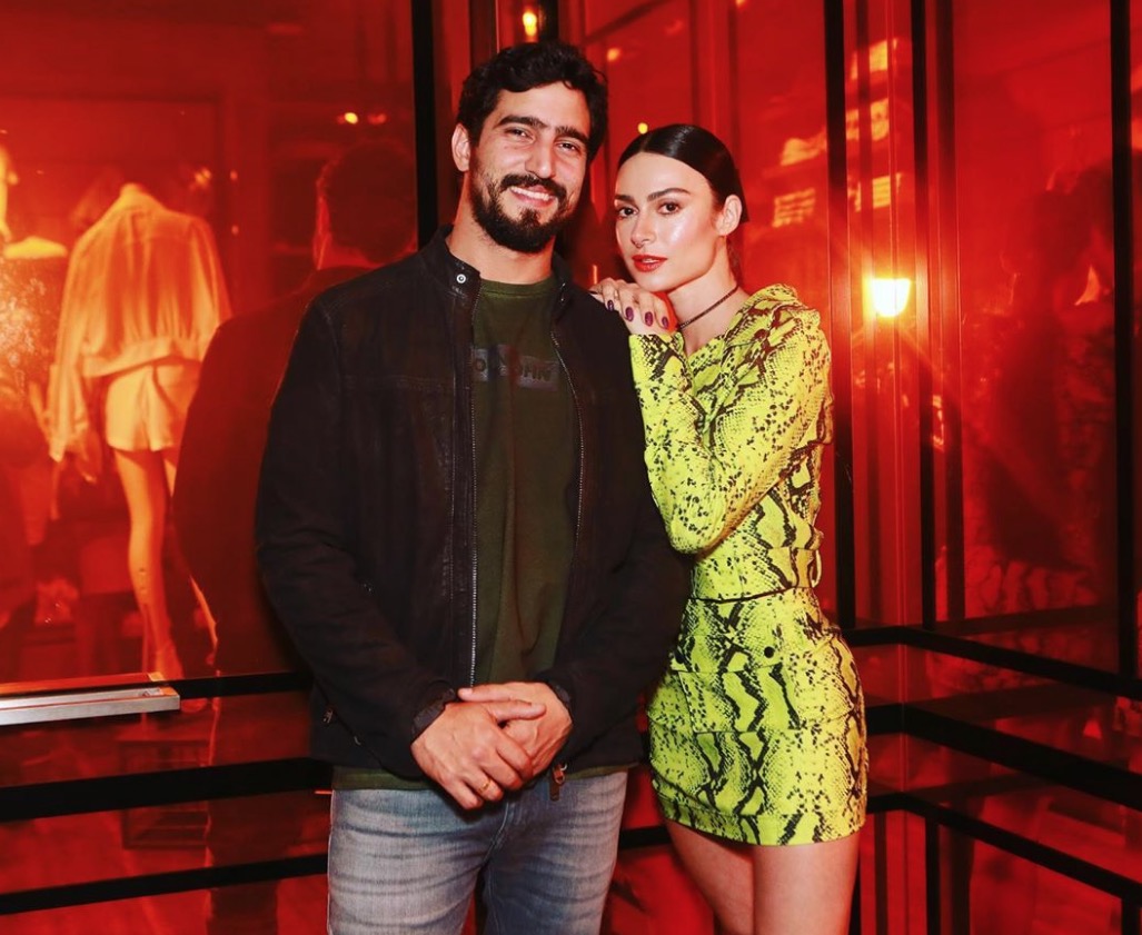 Vaza lista de casamento de Renato Góes e Thaila Ayala 