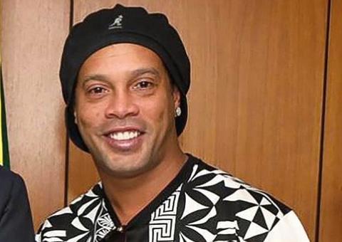 Sem passaporte, Ronaldinho Gaúcho vira embaixador do turismo