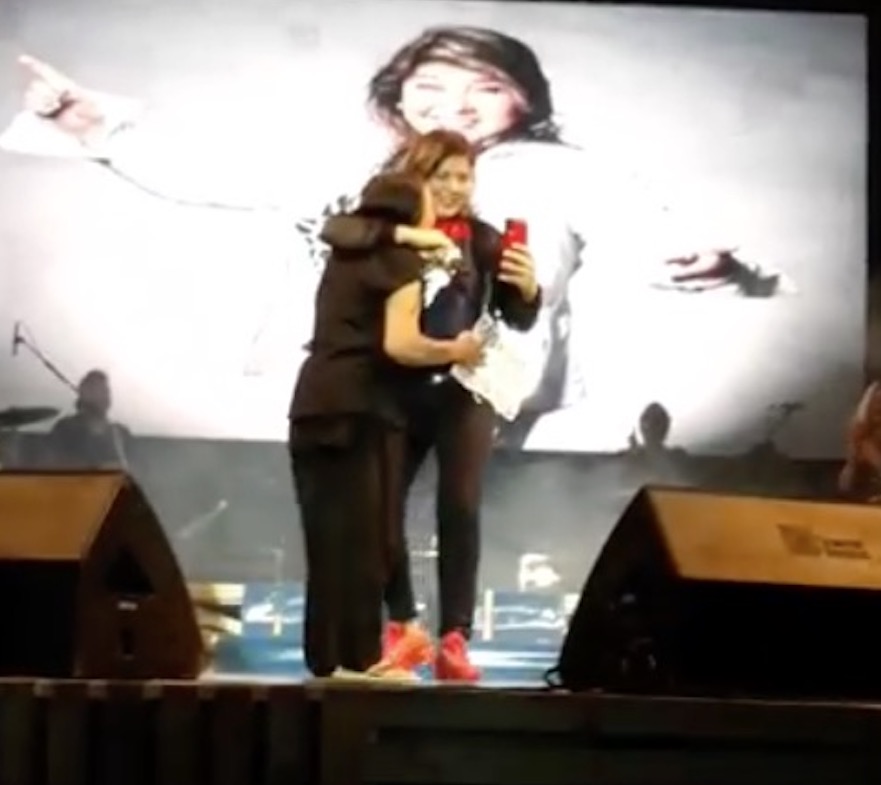 Em Manaus, Roberta Miranda atende pedido de fã no Passo a Paço: 'eu te amo'