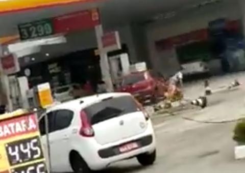 Revoltados, justiceiros em comboio atropelam e espancam assaltantes em Manaus