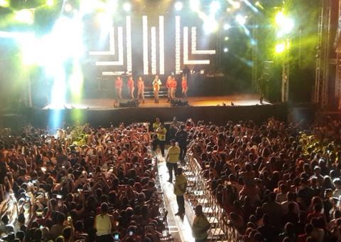 Em Manaus, Ludmilla tasca beijo em namorada no palco durante show