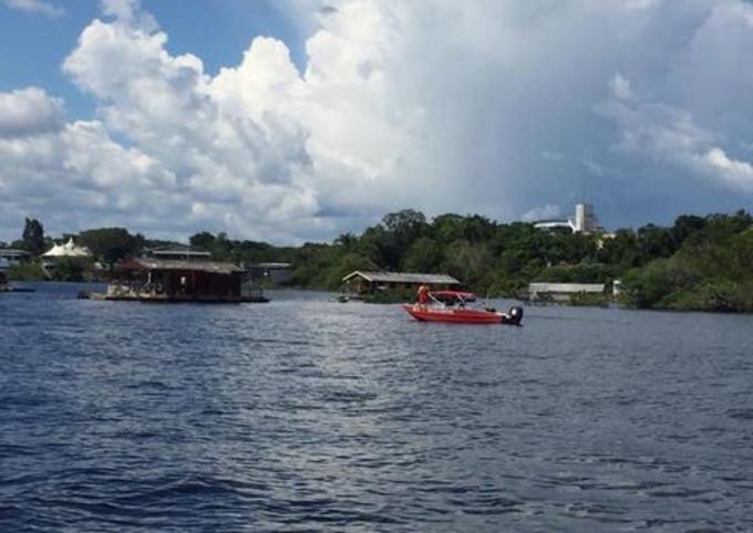 Bebê morre afogado enquanto brincava com irmão de 4 anos em flutuante no Amazonas