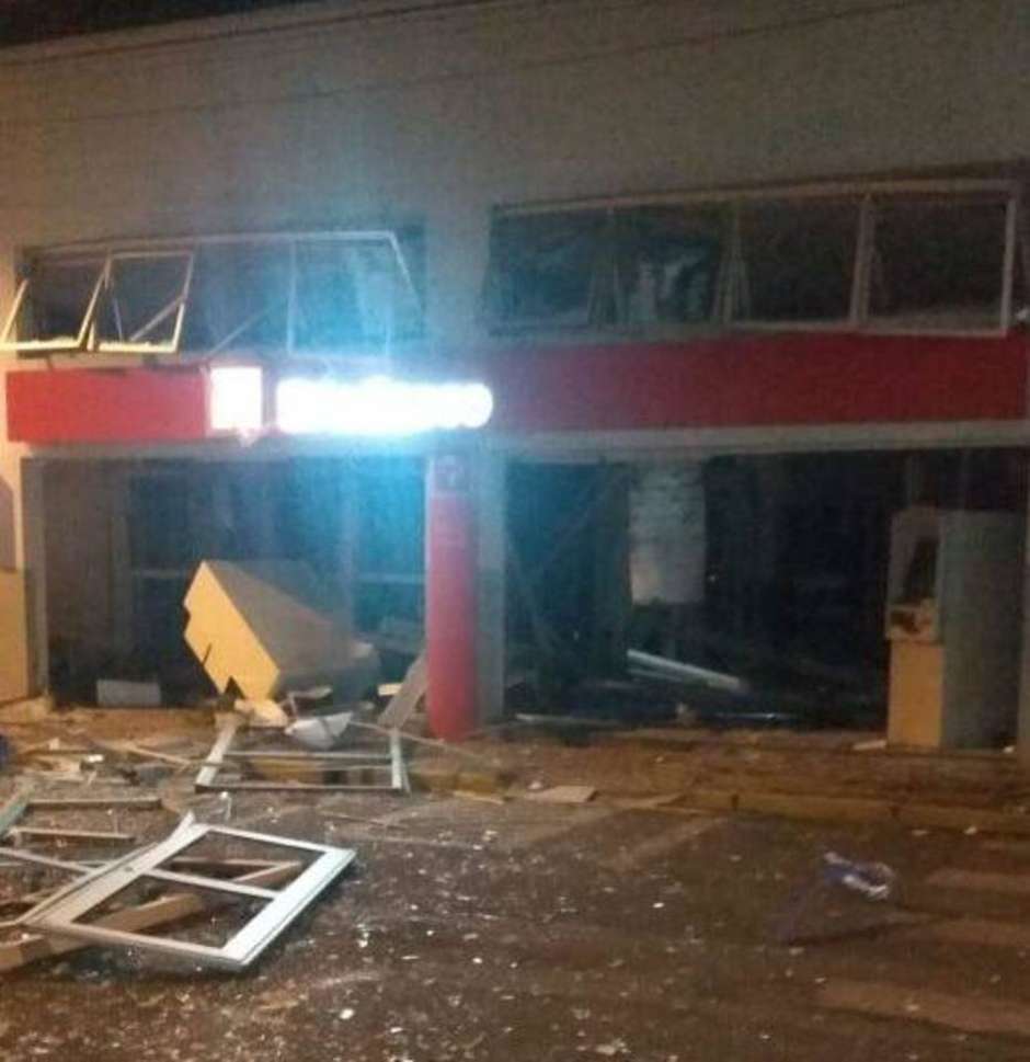 Criminosos rendem policial e moradores e explodem agência bancária em madrugada de terror