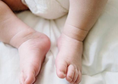 Indiana de 73 anos dá à luz gêmeas após tratamento para engravidar do marido de 82