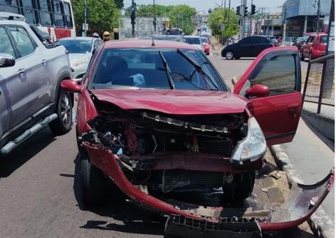 Semáforo apagado causa acidente e grande confusão em avenida de Manaus