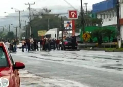 Quadrilha faz cordão humano de reféns durante assalto a banco 