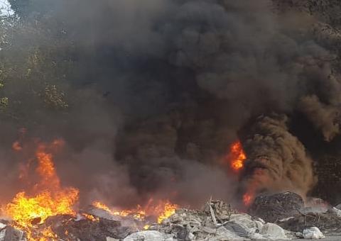 Incêndio e fumaça preta tomam conta em beira de avenida em Manaus