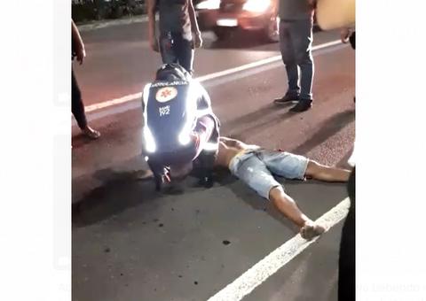 Ao saírem de bar, amigos são arremessados por carro desgovernado em avenida de Manaus