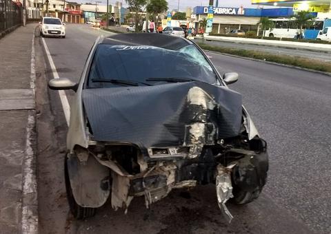 Em Manaus, motorista dorme ao volante e colide em poste 