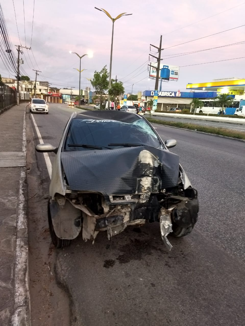 Em Manaus, motorista dorme ao volante e colide em poste 