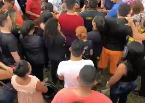 Emoção e revolta tomam conta de sepultamento de motorista de app em Manaus
