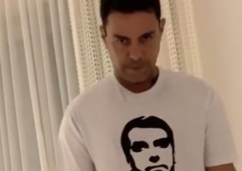 Zezé Di Camargo usa camisa com imagem de Bolsonaro para dormir