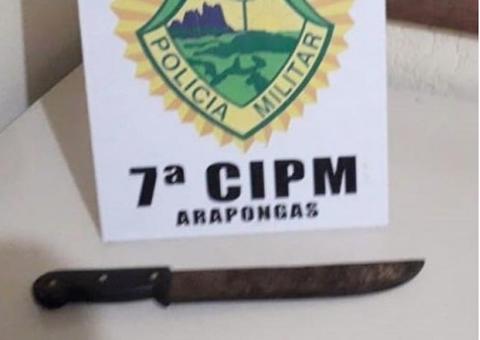 Descontrolado, homem parte para cima de idoso e o fere com golpe de terçado no rosto