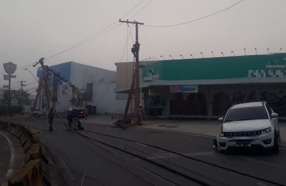 Carro desgovernado derruba poste e complica acesso à avenida de Manaus