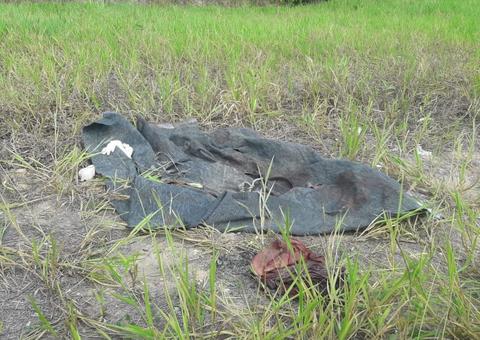 Amarrado e enrolado em carpete, corpo de jovem é encontrado às margens de avenida em Manaus
