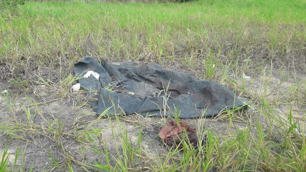 Amarrado e enrolado em carpete, corpo de jovem é encontrado às margens de avenida em Manaus