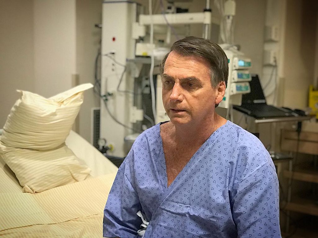 Cirurgia de Bolsonaro é concluída com sucesso após cinco horas
