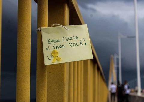 Voluntários realizam ação de prevenção ao suicídio na Ponte Rio Negro em Manaus