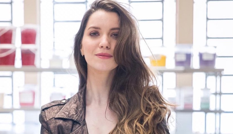 Nathalia Dill beija atriz que interpreta Britney em 'A Dona do Pedaço'