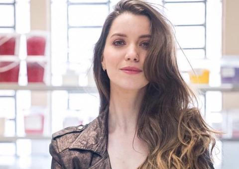 Nathalia Dill beija atriz que interpreta Britney em 'A Dona do Pedaço'