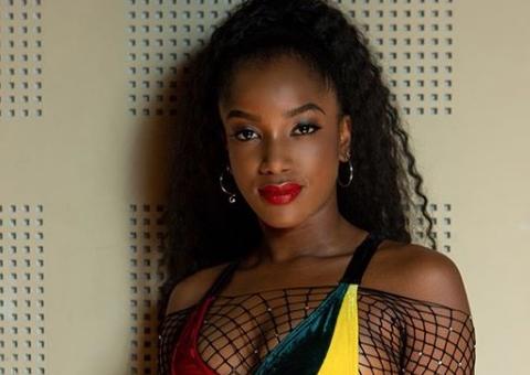  Iza ostenta curvas perfeitas de biquíni em dia de folga