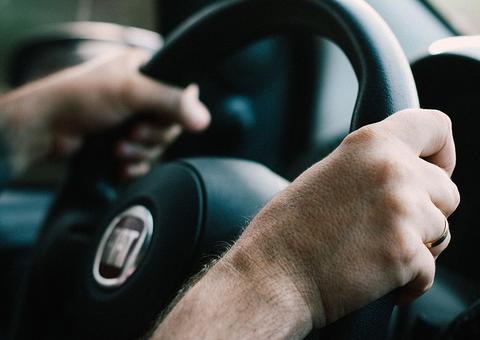 Motorista de app é espancado e mantido refém por assaltantes em Manaus 