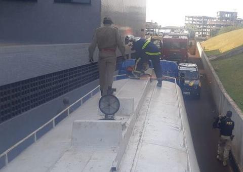Mais de 4,5 toneladas de maconha são encontradas escondidas em caminhão-tanque na BR